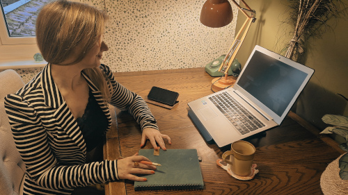 laura-virtual-assistant-laptop Laura Meehan Virtual Assistant UK working on her laptop