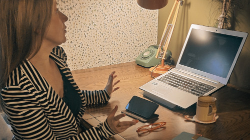 laura-virtual-assistant-teams-call Laura, a Virtual Assistant, on Teams call