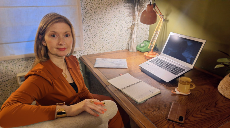 laura-virtual-assistant-uk Laura Virtual Assistant UK at desk