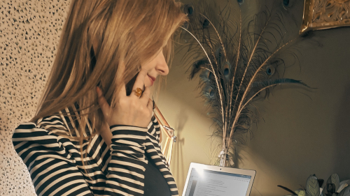 virtual-assistant-laura-phone Virtual Assistant UK on a mobile call