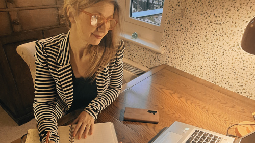 virtual-assistant-uk-desk-working Laura Virtual Assistant UK working at desk