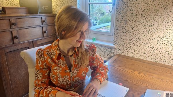 Laura a UK based Virtual Assistant working at her desk