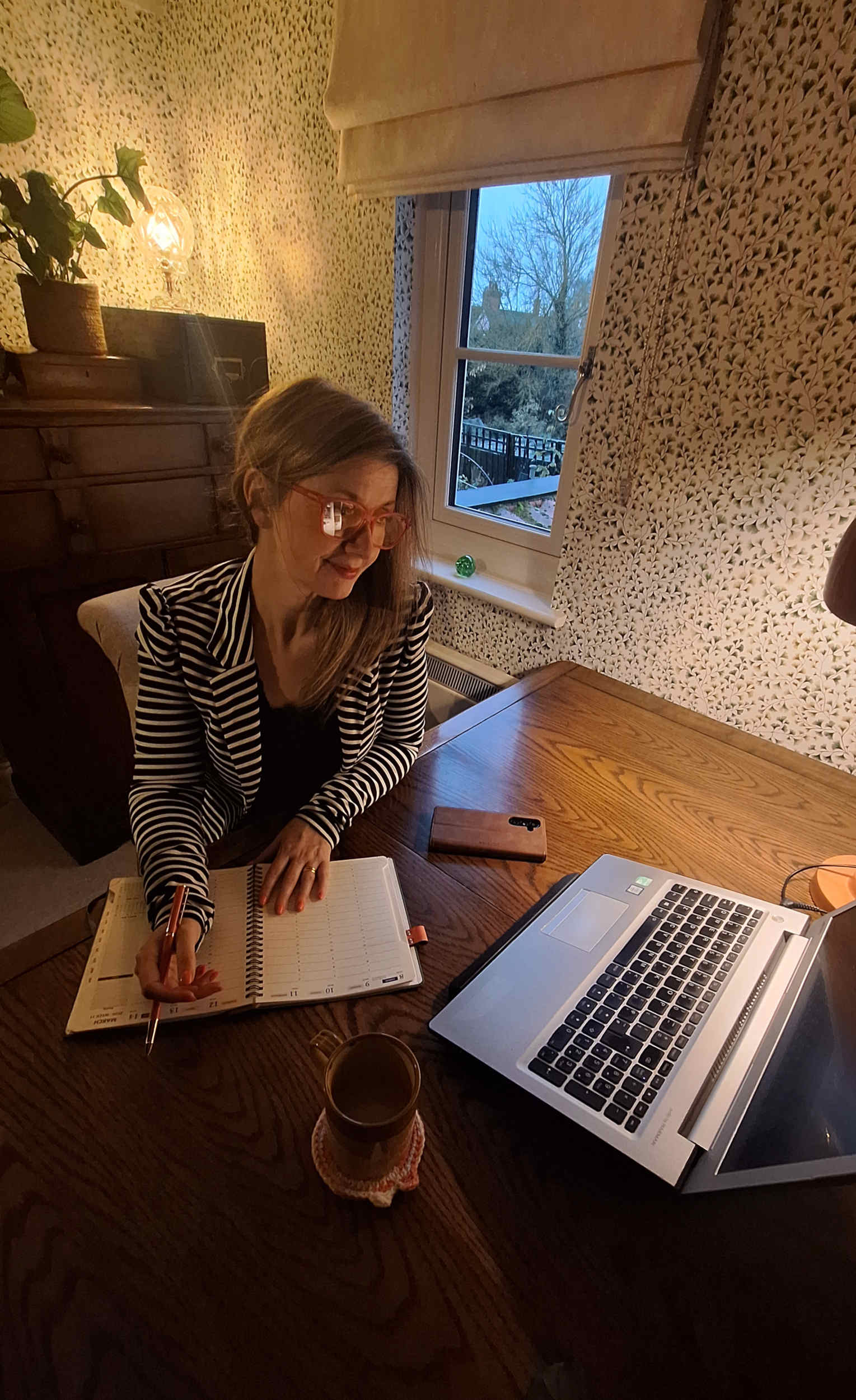 virtual-assistant-uk-laura-meehan Laura Meehan Virtual Assistant UK working at her desk.